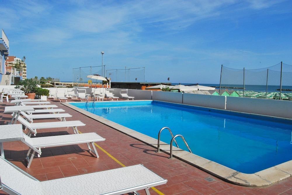 Hotel Embassy Pesaro Eksteriør billede